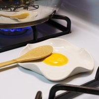 Spiegelei Löffel Ablage - Handgemachte Keramik Küchen Accessoires | 14cm Breit von AmandaPaintsandPots