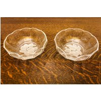 Zwei Dessertschalen Aus Glas Mit Erdbeere Auf Der Unterseite - Set Von 2 Schalen Klarglas-Servierschalen Candy Dish von AmandasOldCart