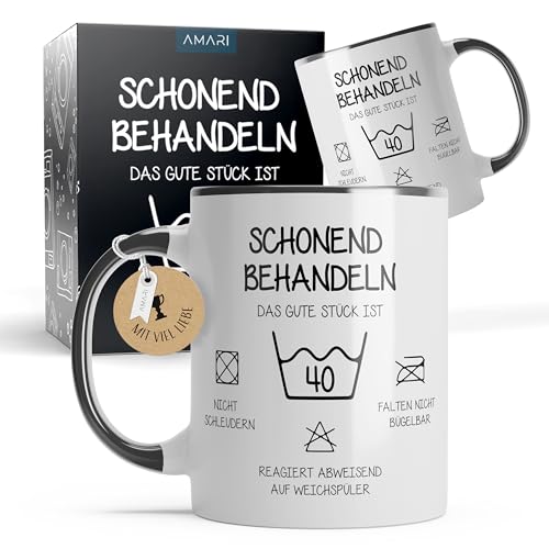 Amari ® Tasse Schonend Behandeln (40) – Lustiger Kaffeebecher mit Wäscheetikett-Spruch – Witzige Tasse als Geschenk für Männer oder Frauen – Humor Becher Büro Alltag Geschenkidee von Amari