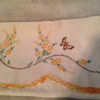Bestickte Kissen Einzigen Fall Schmetterlinge Und Gelbe Blüten Löchrigen Rand Mit Hand Bestickt von AmazingCollections