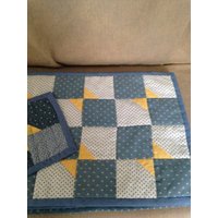 Handgemachte 5 Gesteppte Stücke Tischsets Blau Gedruckte Material Mit Gelben Akzenten Und 1 Hot-Pad von AmazingCollections