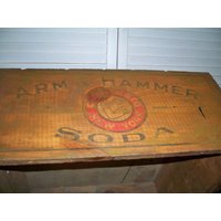 Herausragende Arm Und Hammer-Holz-Box, Grafiken Auf 4 Seiten, Werbung Display Hammer Baking Soda Kirche & Company in New York von AmazingCollections
