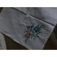 Kleine Hand Genäht Kommode Schal Bestickt Blumen Und Gehäkelte Spitzen von AmazingCollections