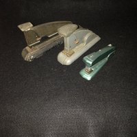 Sammlung Von 3 Vintage Büro Hefter 2 Speed Produkte Sind Und Je Kleiner Pfeil Fastener Co von AmazingCollections