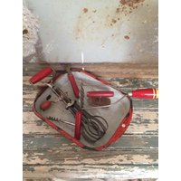 Sammlung Von 5 Roten Griff Küche Werkzeuge Schneebesen, Kartoffelstampfer, Top-Off Jar Und Flaschenöffner, Multi-Tool Rot Bakelit-Korkenzieher von AmazingCollections