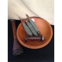 Sammlung Von Alten Fabrik Spulen Und Munising Holzschale 5 Stück Vintage-Artikel von AmazingCollections