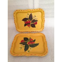 Satz Von 2 Handbemalten Tabletts Schulbus Gelb Erdbeeren Und Blüten von AmazingCollections