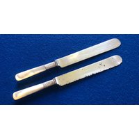 Antikes Sammlerstück 1865 American Cutlery Co Perlmutt Behandelt Sterling Ferrule Menümesser 8 3/4 ", 2Er-Set Antikes Sammlerstück 1865 American Cutlery Co Perlmutt Behandelt Sterling Ferrule Menümesser 8 3/4 ", 2Er-Set von AmazingSilver21