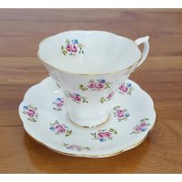 Sammlerstück Royal Albert Forget Me Not Montrose Fuß Teetasse & Untertasse Set, England Sammlerstück Royal Albert Forget Me Not Montrose Fuß Teetasse & Untertasse Set, England von AmazingSilver21