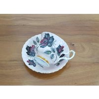 Sammlerstück Royal Albert Große Rote Rosen Auf Rosa Fuß Teetasse & Untertasse Set, England Sammlerstück Royal Albert Große Rote Rosen Auf Rosa Fuß Teetasse & Untertasse Set, England von AmazingSilver21