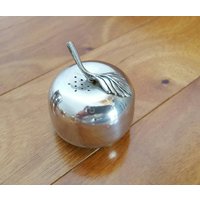 Vintage Neuheit Apple Geformte Zinn Salz Oder Pfefferstreuer 2 " Vintage Neuheit Apple Geformte Zinn Salz Oder Pfefferstreuer 2 " von AmazingSilver21