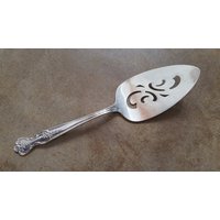 Vintage Wm Rogers Mfg 1951 Magnolia/Inspiration Pierced Cake/Pie Server 8 5/8", 2Er Set von AmazingSilver21