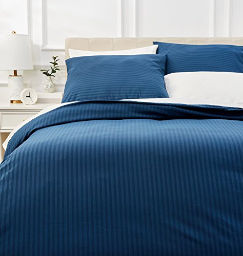 Amazon Basics 3-teiliges Deluxe-Mikrofaser-Bettwäsche-Set, Bettdeckenbezug 240 x 260 cm & 2 Kissenbezüge 65 x 65 cm, Marineblau, gestreift von Amazon Basics