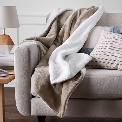 Amazon Basics Decke, nicht beheizt, Micromink-Sherpa-Überwurf Kuscheldecke, 220 x 240 cm, Taupe von Amazon Basics