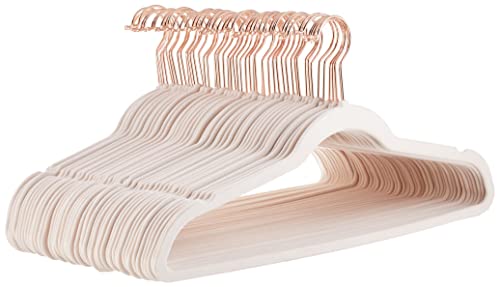 Amazon Basics Kleiderbügel für Anzüge, Samt, schmal, rutschfest, 50 Stück, Rosa (Blush), Gold von Amazon Basics