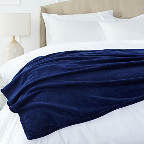 Amazon Basics Überwurf Kuscheldecke, Nicht beheizt, aus weichem, samtigem Plüsch, 168 x 229 cm, Marineblau von Amazon Basics