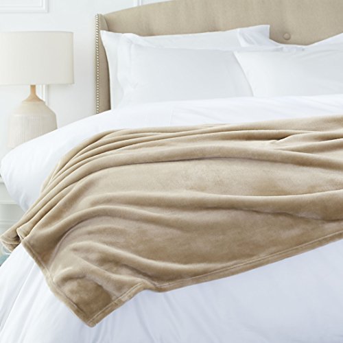 Amazon Basics Überwurf Kuscheldecke, Nicht beheizt, aus weichem, samtigem Plüsch, 168 x 229 cm, Sand von Amazon Basics