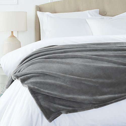 Amazon Basics - Kuscheldecke, aus samtweichem Plüsch - 229 x 229cm - Grau von Amazon Basics
