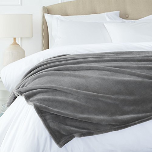 Amazon Basics Überwurf Kuscheldecke, Nicht beheizt, aus weichem, samtigem Plüsch, 229 x 274 cm, Grau von Amazon Basics