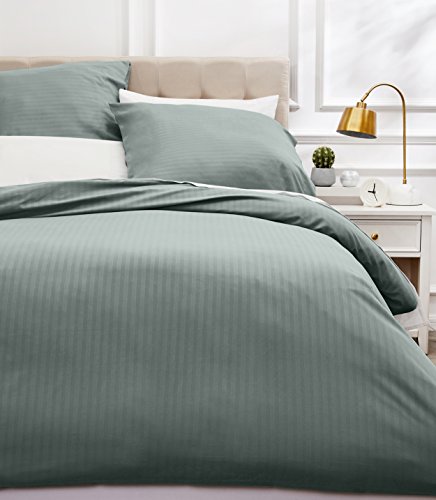 Amazon Basics 3-teiliges Deluxe-Mikrofaser-Bettwäsche-Set, Bettdeckenbezug 240 x 260 cm & 2 Kissenbezüge 65 x 65 cm, Dunkelgrau, gestreift von Amazon Basics