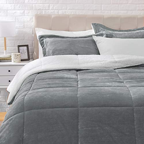 Amazon Basics 3-teiliges Daunen-Bettwäsche-Set, ultraweiches Micromink-Sherpa-Bettzeug-Set, Steppdecke 264 x 229 cm & 2 Kissenbezüge 51 x 91 cm, Kohlefarben, einfarbig von Amazon Basics