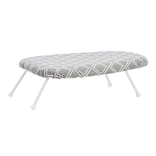 Amazon Basics Tisch-Bügelbrett mit klappbaren Beinen Spalier Abnehmbarer Bezug, Rankgitter, Chevron, 60 x 36 x 18 cm von Amazon Basics