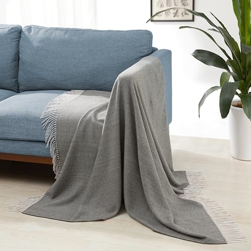 Amazon Basics Überwurfdecke, leicht, recyceltes Polyester, Raumdekor Kuscheldecke, 127 x 152 cm, Dunkelgraues und hellgraues Fischgrätmuster von Amazon Basics