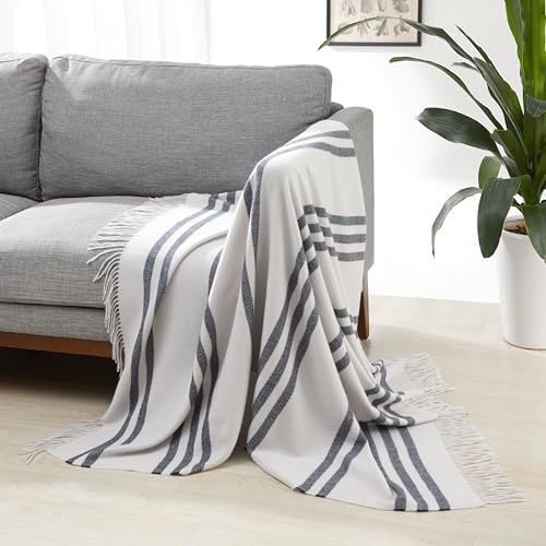 Amazon Basics Überwurfdecke, leicht, recyceltes Polyester, Raumdekor Kuscheldecke, 127 x 152 cm, Hellgrau mit blauen Streifen von Amazon Basics
