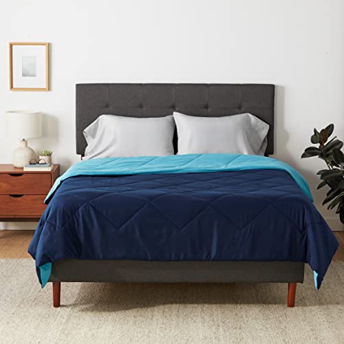 Amazon Basics Steppdecke aus Mikrofaser, beidseitig verwendbar, 220 x 240 cm, Marineblau/Himmelblau von Amazon Basics