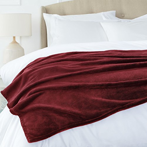 Amazon Basics Überwurf Kuscheldecke, Nicht beheizt, aus weichem, samtigem Plüsch, 168 x 229 cm, Burgunderrot von Amazon Basics