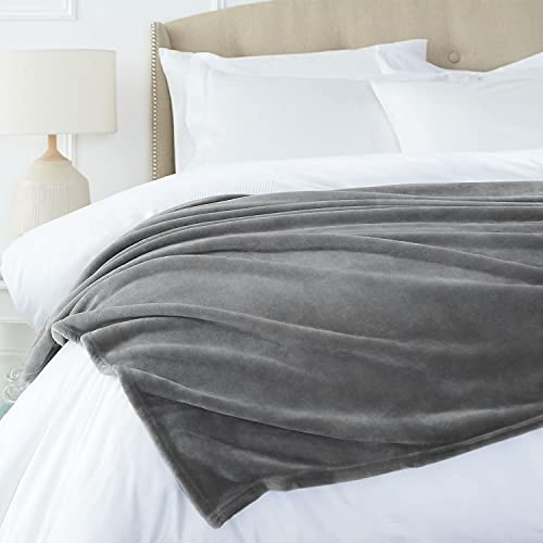 Amazon Basics Überwurf Kuscheldecke, Nicht beheizt, aus weichem, samtigem Plüsch, 168 x 229 cm, Grau von Amazon Basics