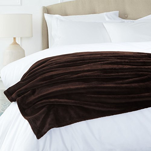 Amazon Basics Überwurf Kuscheldecke, Nicht beheizt, aus weichem, samtigem Plüsch, 168 x 229 cm, Schokoladenbraun von Amazon Basics