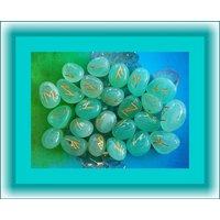 Aqua Onyx Runensteinset, Aqua Crystal Elder Futhark Runde Gold Gravierte Runen, 25 Runensteine, Runen Mit Beutel von AmazonCrystals