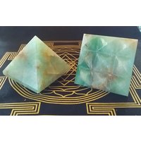 Grüner Aventurin Vastu Pyramidenteller Handgeschnitzter Edelstein Grüner Aventurin Vastu Pyramidenteller Handgeschnitzter Edelstein von AmazonCrystals