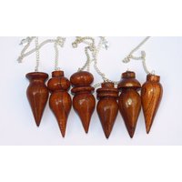 Pendel Set Aus Mangoholz Geschnitztes Mit Beutel Pendel Set Aus Mangoholz Geschnitztes Mit Beutel von AmazonCrystals