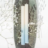 Stabkerzen Farbverlauf Weiß Pastell Blau | Geriffelt Nachhaltig Aus Rapswachs Wohndeko Set 2 Oder 4 Stück von AmbaCandleStudio