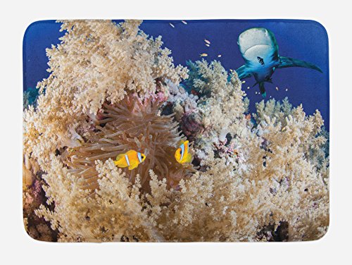 Ambesonne Haifisch-Badematte, Riff mit kleinen Clownfischen und Haien, ostägyptisches rotes Meeresleben, Lebensmittelkette, Plüsch-Badezimmer-Dekormatte mit rutschfester Unterseite, 76,7 x 50,8 cm von Ambesonne