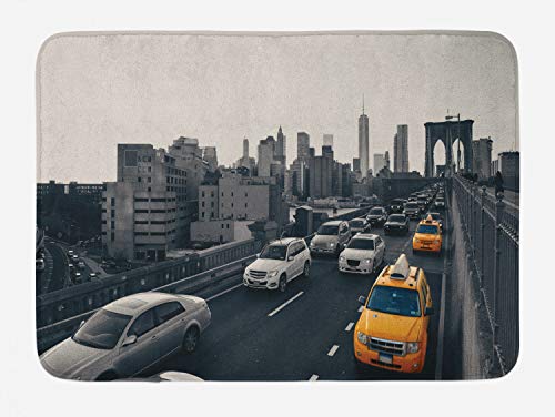 Ambesonne New York Taxi Badematte, Rush Hour Traffic Image at Brooklyn Bridge in Downtown NY City, Plüsch-Badezimmerdekormatte mit rutschfester Unterseite, 76,7 x 50,8 cm, Hellbraun und Mehrfarbig von Ambesonne