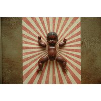 Antike African Americana Baby Doll Körperteile Zweckentfremdet Veränderte Kunst 3D Wandbehang Dekor | Rote Aufgehende Sonne Rustikaler Kitsch von AmbientAtelier