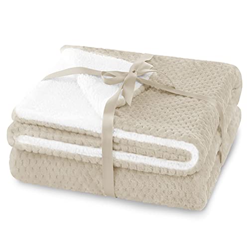 AmeliaHome Kuscheldecke 130x180 cm zarte Steppung Sherpa Lammfelloptik Wohndecke Shleepy Beige von AmeliaHome