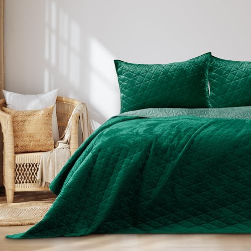 RESTILO Tagesdecke 170x270 cm grün zweiseitig Steppung Velvet Samt Laila von RESTILO