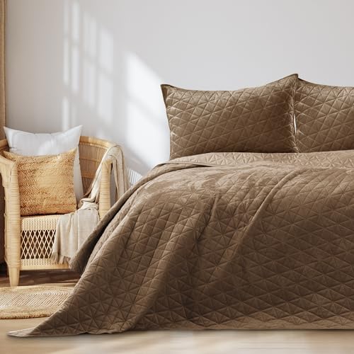 RESTILO Tagesdecke 220x240 cm Cappuccino Steppung Velvet Samt Laila von RESTILO