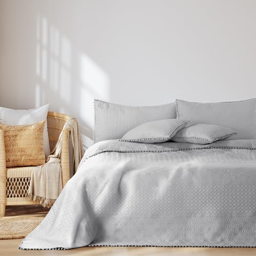 AmeliaHome Tagesdecke mit Pompons 170x210 cm Bettüberwürf zweiseitig Ultrasonic Steppung Polyester Meadore Silber von AmeliaHome