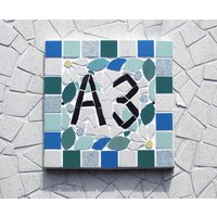 Adressschild, Hausnummer Oder Tür Aus Keramikmosaik 15x15cm Zum Aufhängen, Floraler Stil, Möglichkeit Der Individuellen Farbgestaltung Adressschild, Hausnummer Oder Tür Aus Keramikmosaik 15x15cm Zum Aufhängen, Floraler Stil, Möglichkeit Der Individuellen Farbgestaltung von AmeliaHurstArt