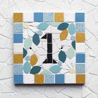 Adressschild, Hausnummer Oder Tür Aus Keramikmosaik 15x15cm Zum Aufhängen, Floraler Stil, Möglichkeit Der Individuellen Farbgestaltung von AmeliaHurstArt