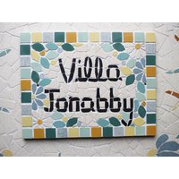 Adressschild Mit Haus - Oder Türnummer Aus Keramikmosaik, 27 X 21 cm, Zum Aufhängen, Blumenstil, Möglichkeit Zur Individuellen Gestaltung Der Farben von AmeliaHurstArt