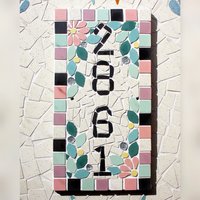 Adressschild Mit Nummer Oder Hausname Aus Keramikmosaik 16 X 30 cm Zum Aufhängen, Blumenstil, Möglichkeit Zur Personalisierung Der Farben Adressschild Mit Nummer Oder Hausname Aus Keramikmosaik 16 X 30 cm Zum Aufhängen, Blumenstil, Möglichkeit Zur Personalisierung Der Farben von AmeliaHurstArt