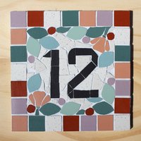 Hausnummern-Adressschild Aus Keramikmosaik 15x15cm Zum Aufhängen, Blumenstil, Möglichkeit Zur Personalisierung in Mohnfarben von AmeliaHurstArt