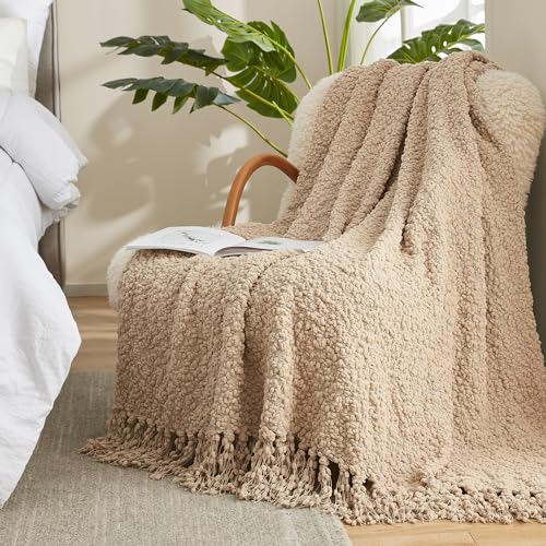 Amélie Home Strukturierte Maulbeer-Überwurfdecke, handgefertigt mit Quasten, grob, weich, flauschig, gestrickt, gewebt, luxuriös, Bauernhaus-Überwürfe für Couch, Sofa, Bett (Beige, 152,4 x 203,2 cm) von Amélie Home