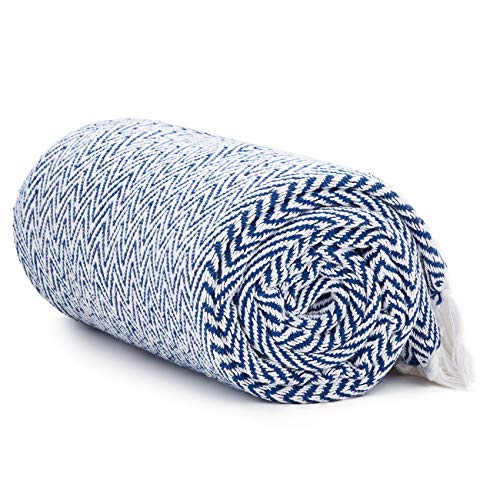 Americanflat Überwurfdecke, weiche und atmungsaktive Baumwolldecke für Couch, Bett, Stuhl, dekorative Decke, perfekt für Zuhause, Büro oder Außenbereich, blau-weiße Fischgrätendecke, 50 x 60 cm Americanflat Überwurfdecke, weiche und atmungsaktive Baumwolldecke für Couch, Bett, Stuhl, dekorative Decke, perfekt für Zuhause, Büro oder Außenbereich, blau-weiße Fischgrätendecke, 50 x 60 cm von Americanflat